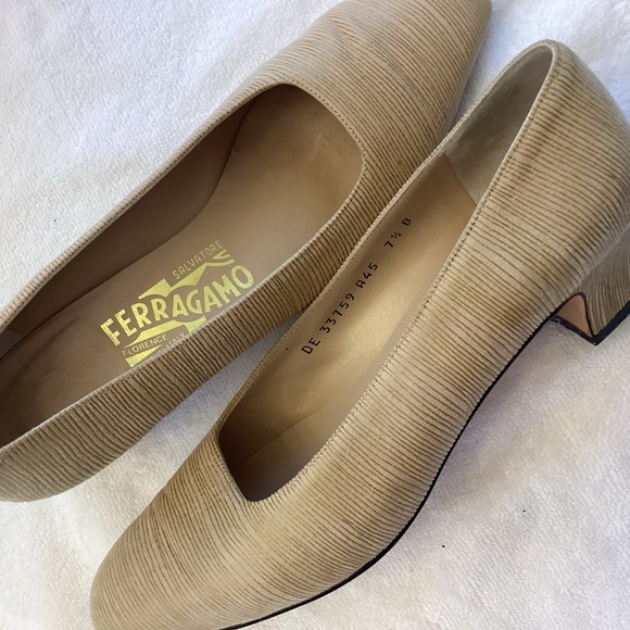 SALVATORE FERRAGAMO Beige Tan closed toe 1" kitten heel sz 7.5 VTG feel shoe - Picture 7 of 14